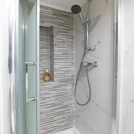 3 Bedroom Air Conditioned Apartment * Cannes